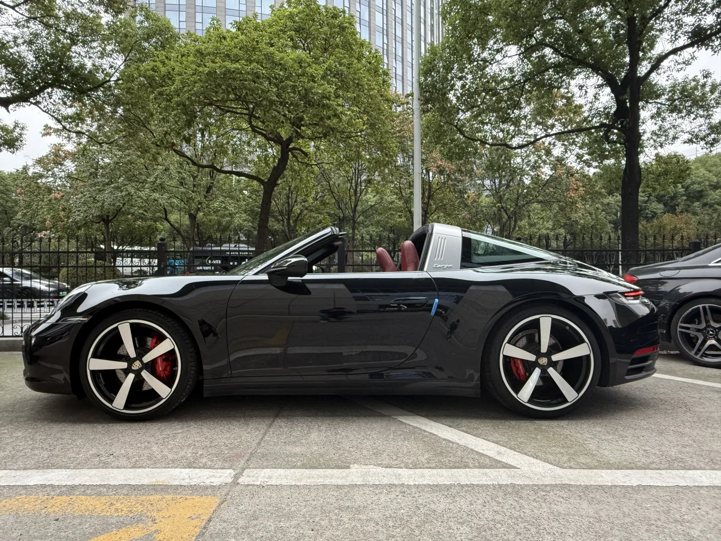 急出21年保时捷Targa4 黑红