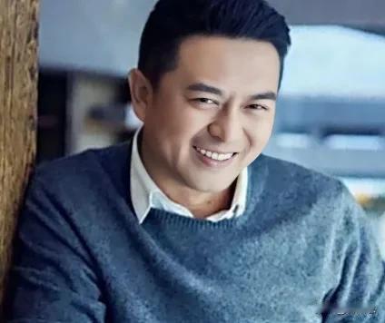 张嘉译原名张小童，他的演艺之路堪称传奇。他1970年出生于陕西西安普通家庭，小时