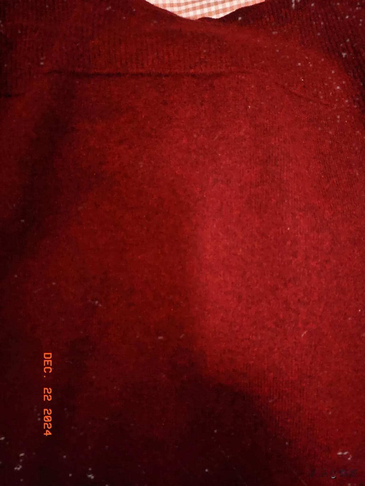 怎么鉴定一件羊绒衫的真假好坏好的羊绒衣，他的分量不会很重。最多几百克，他还有一个