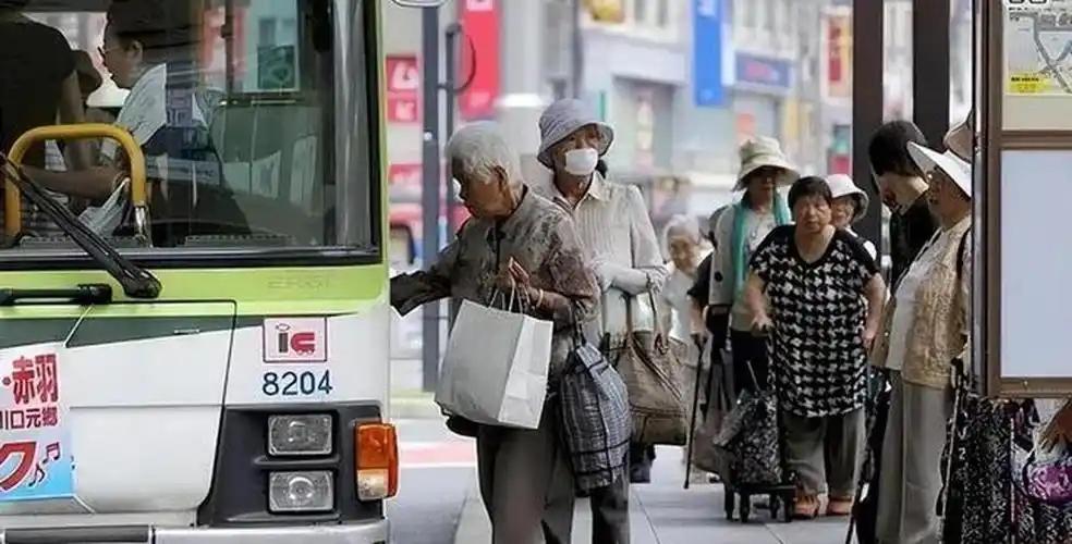 现在日本定居的中国人已经超过90万，是当地最大的外籍群体，表面看很多人过着悠闲日