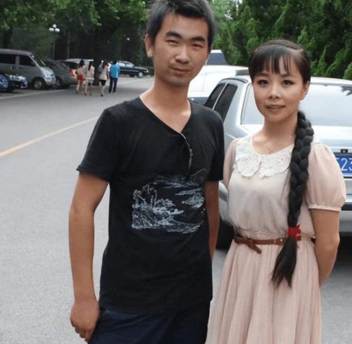 当年，王二妮出名后，男友李飞对她说“二妮，分手吧，咱俩不是同一世界的人了。”可王