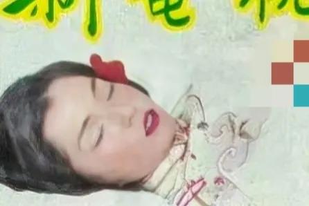 1985年，翁美玲的入殓仪式，一张罕见的留影，镜头中的翁美玲，安详地躺在冰棺中，