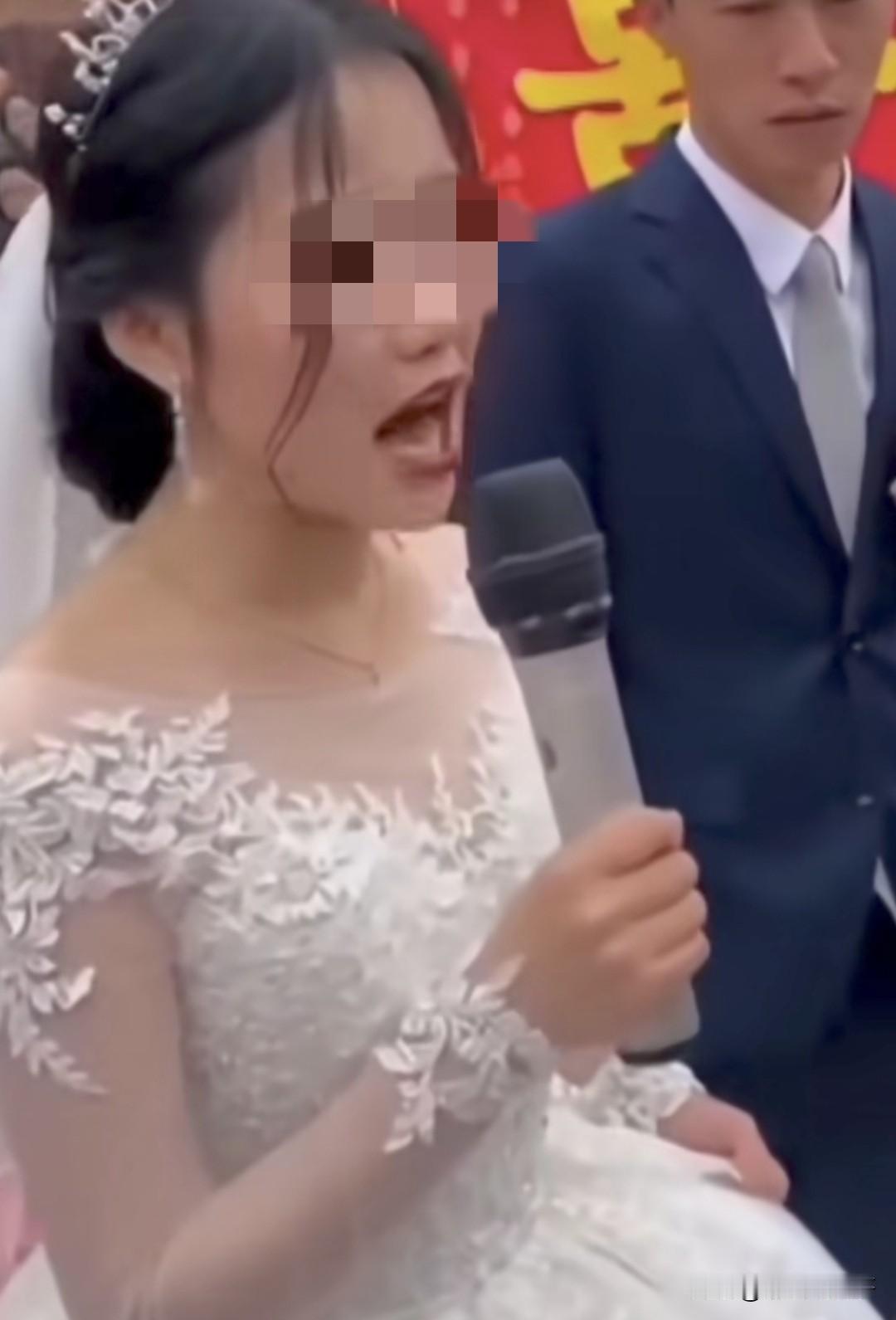 这个新娘在婚礼上发言的时候说，老公这边答应好的8000改口费只给800，让她很难