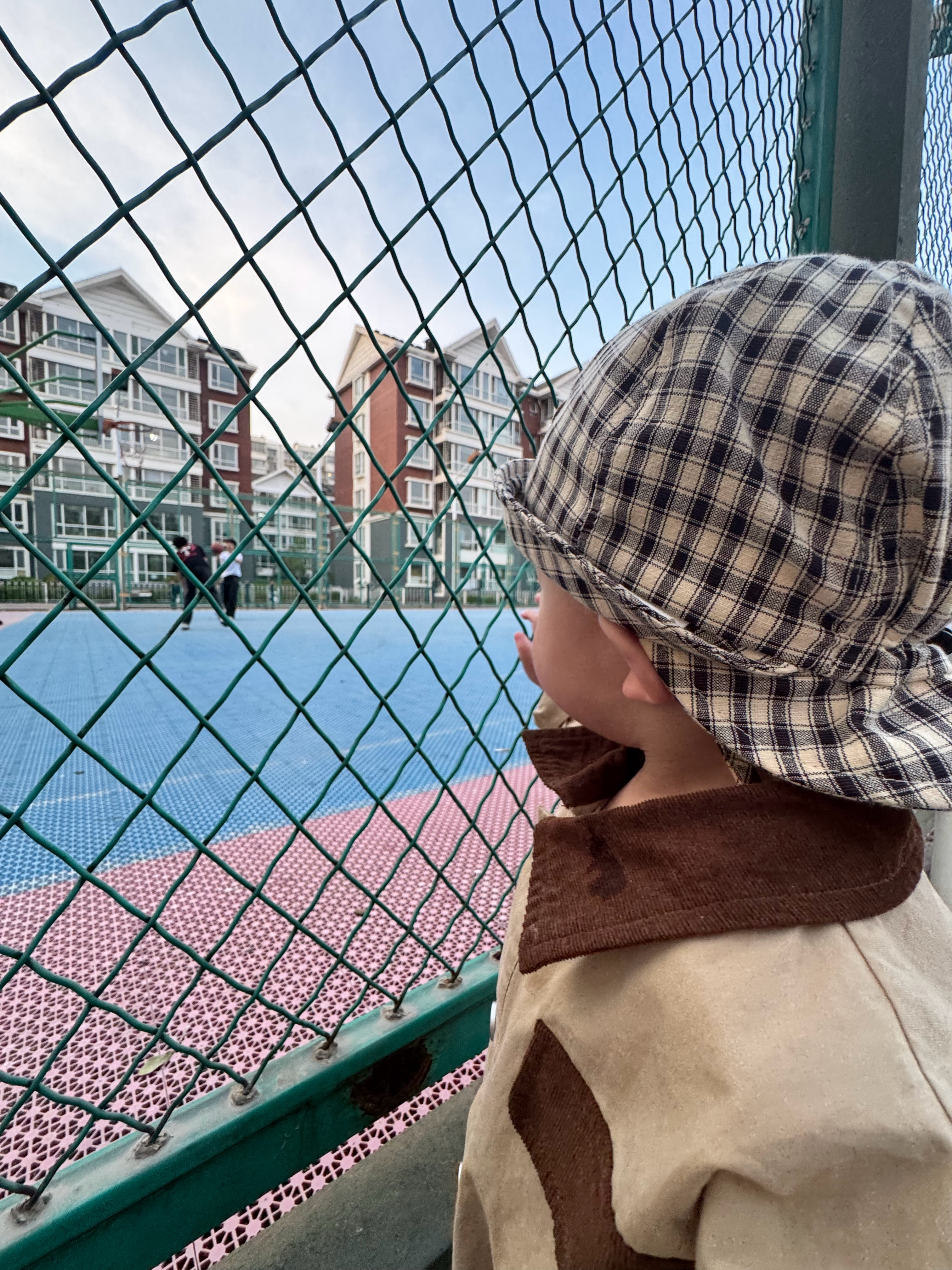 没想到小哥竟然是个社牛 逢人就笑