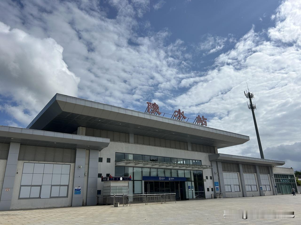 在陵水待了两天，住在汇丰广场附近，离高铁站不到5公里，周边吃喝特别方便。每到一个