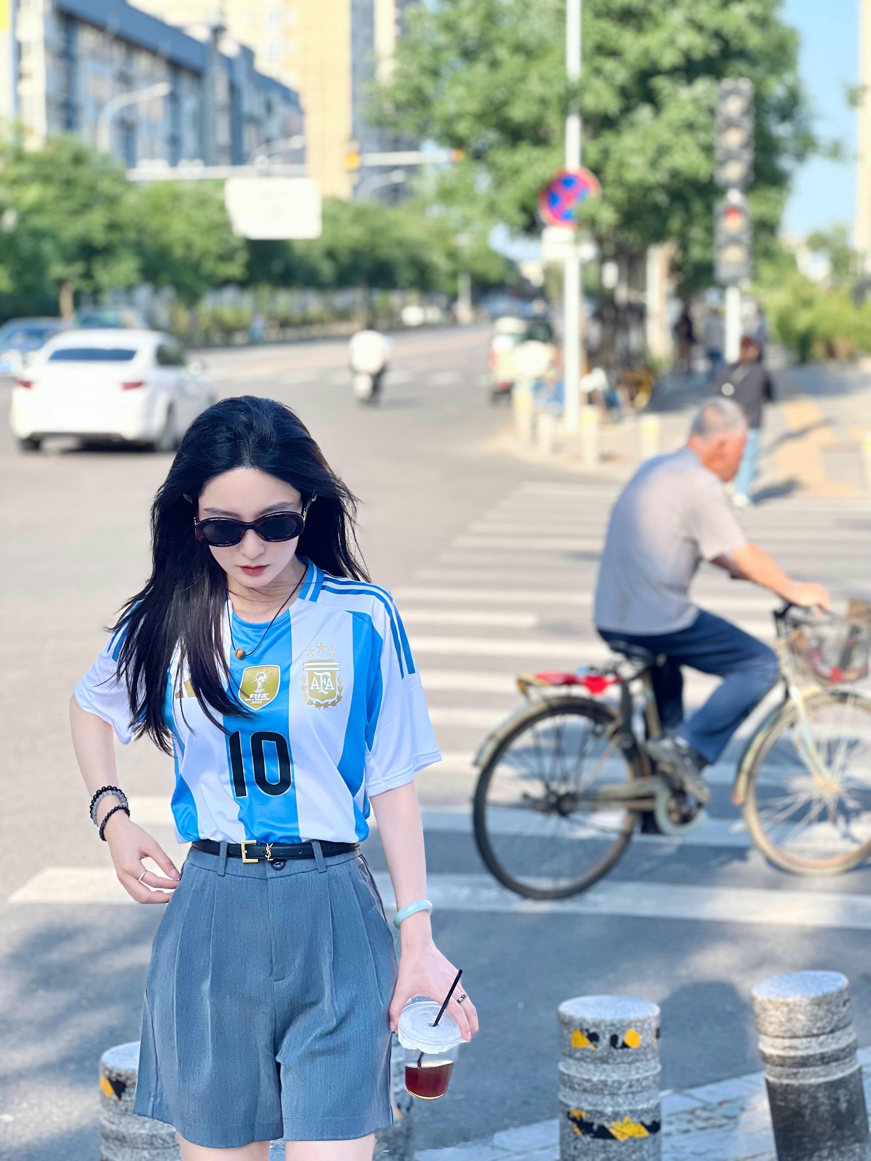 明天一起穿梅西球衣吧？不是因为什么最后一个主场，我觉得不会是最后一场。就是想穿阿