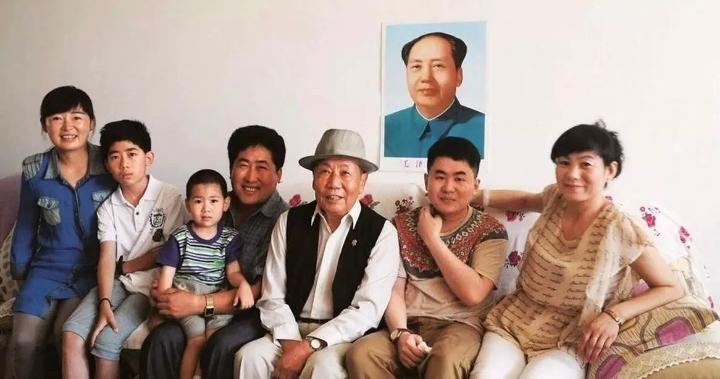 走进西藏千家万户，几乎每家屋内都会摆放、悬挂毛主席画像。

不少人误以为这只是地