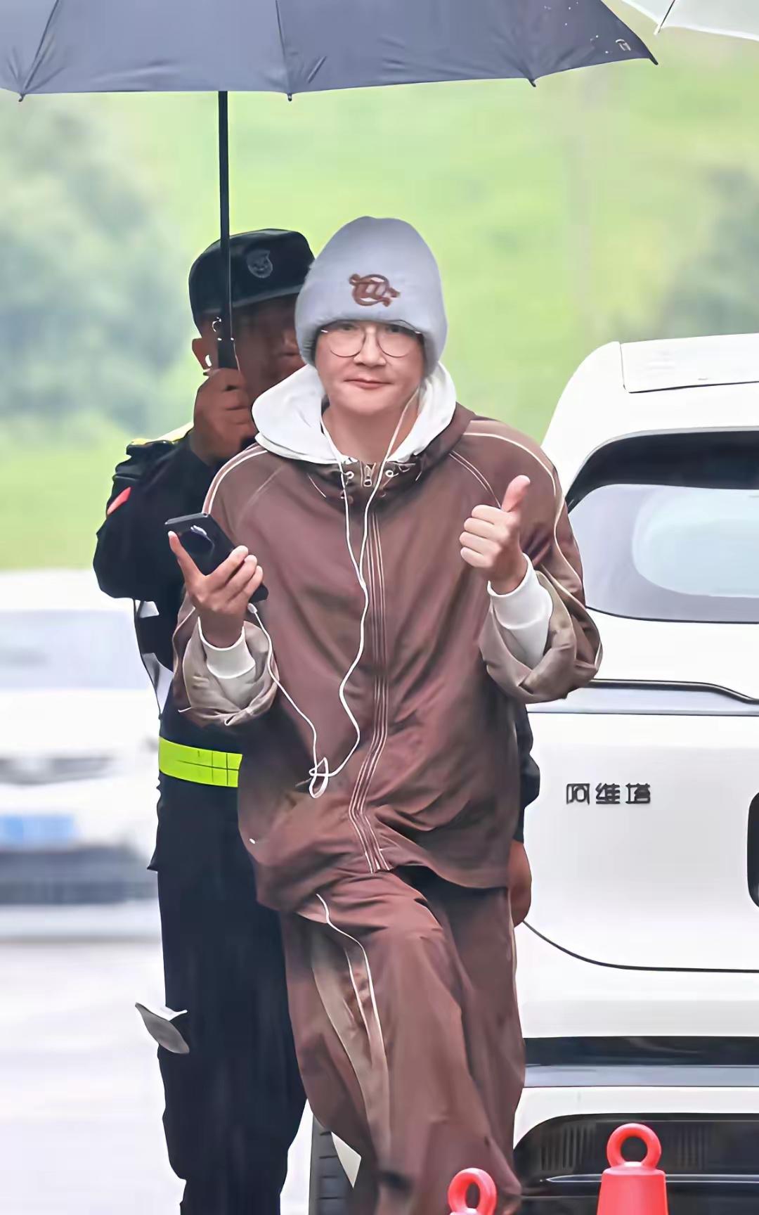 楠姨和庆姨的着装，
可圈可点！