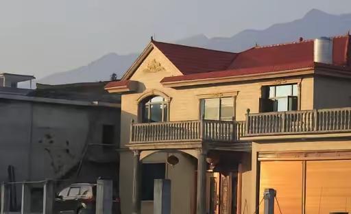 如果你是农村人，并且手里有三四十万，那我建议你：第一选择不是去农村盖洋楼，躺平养