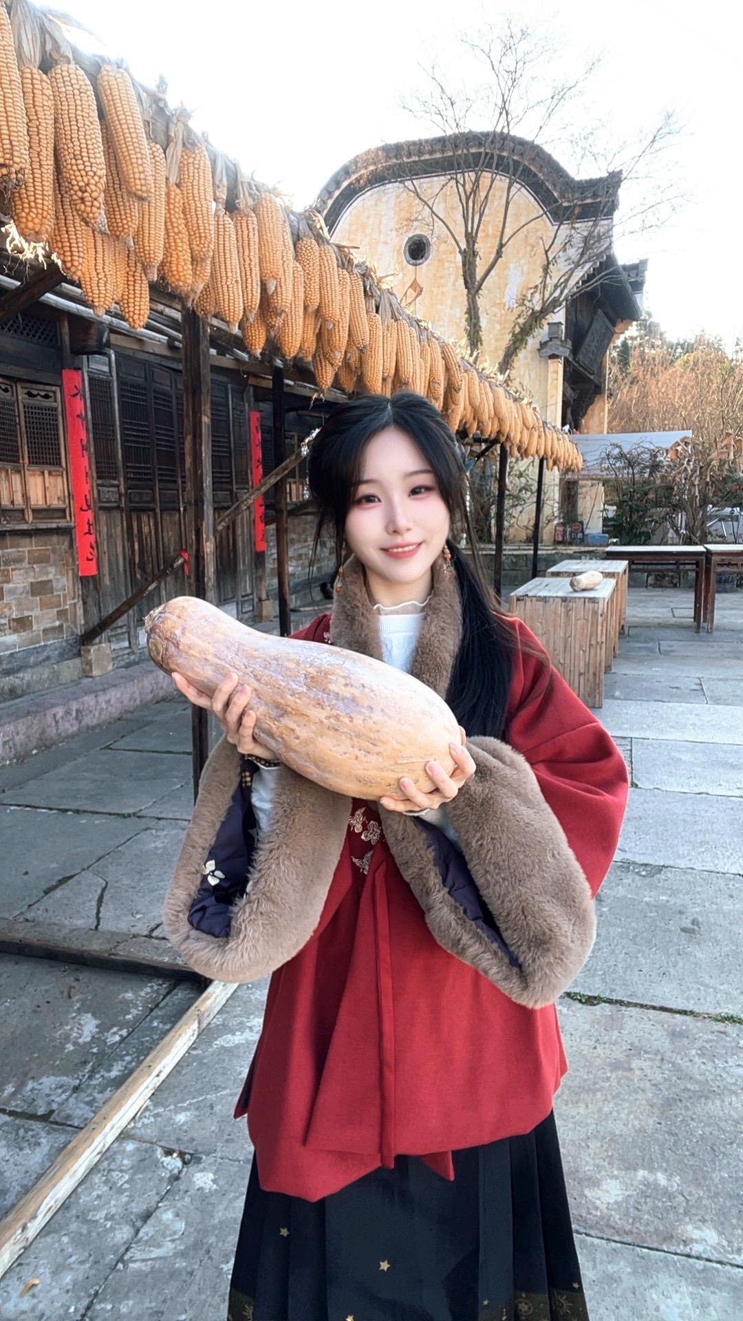 妈妈说“举个大南瓜，日子顶呱呱”