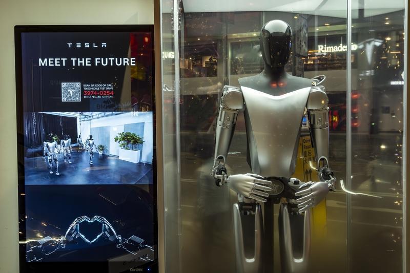 特斯拉CEO马斯克在社交平台X上分享了人形机器人“擎天柱”的跑步视频，引发了业界