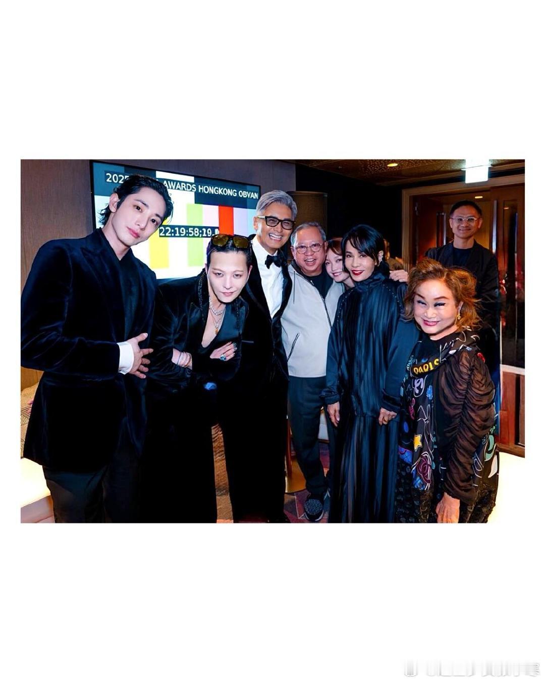 权志龙晒与周润发合影刷到权志龙和周润发的合照直接鸡叫！一个是港片黄金时代的象征，