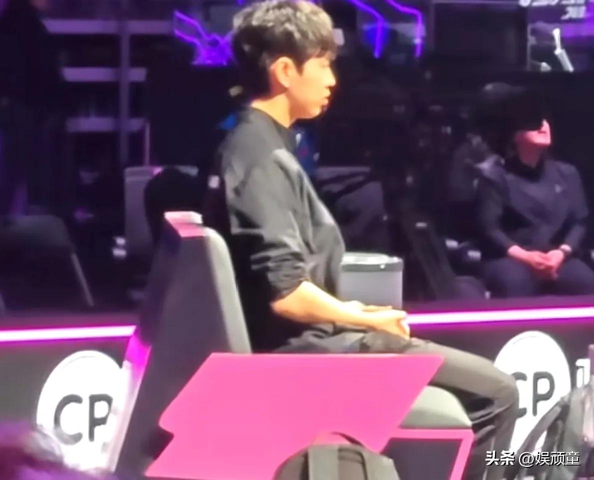 能看脸就不想看球了！
重庆冠军赛，申裕斌对桥本的时候，不少观众发现申裕斌的教练韩