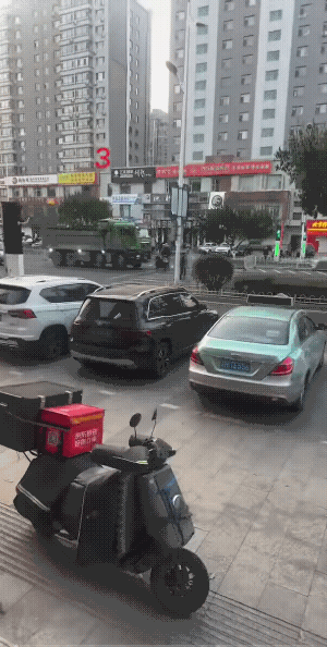 有的事儿，不是他不敢做，只有你想不到，看不到而已。
骑电动车的人，可能平时一直都