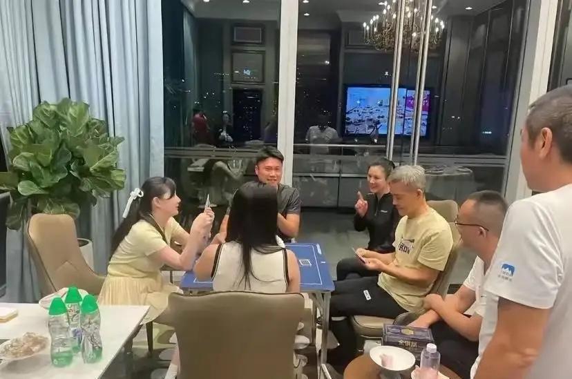 有个事儿吧，我那消息灵通的搭子憋不住跟我唠了一嘴。

真没想到啊，全网都在传王石