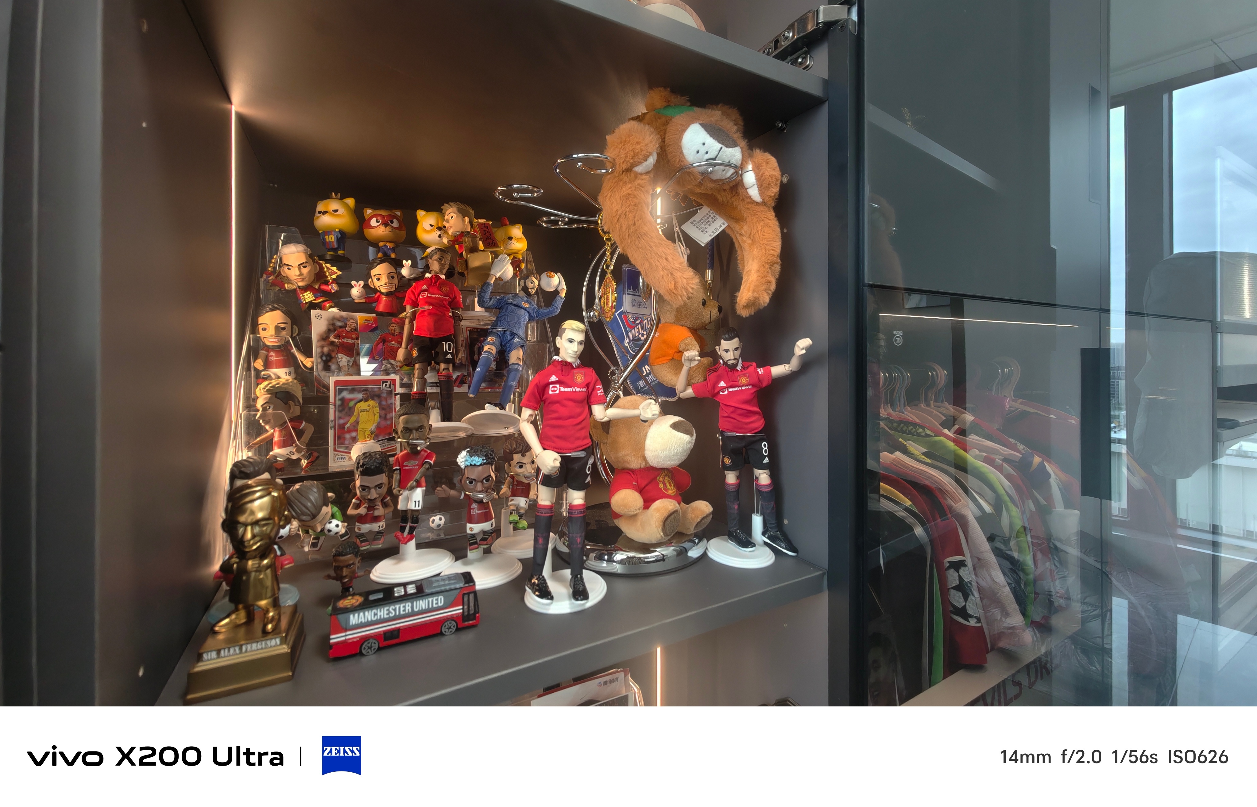 好多娃娃都立不起来，买了单独的立架总算立起来了 球衣挤到一起塞，还要隔个位置放防