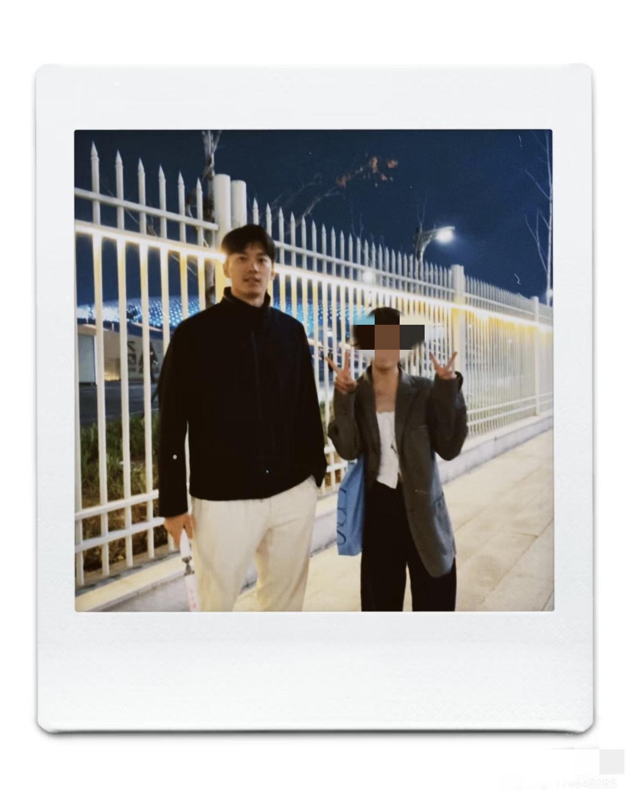 汪顺看周杰伦演唱会没上大屏，脸小小地，一直淡淡地。

4月4日晚上，周杰伦杭州演