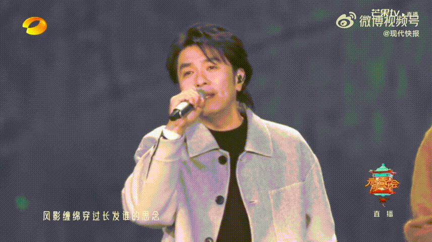 周传雄阿杜元宵喜乐会舞台开口就是岁月的味道！两位歌手历经时光依旧唱功在线，15分