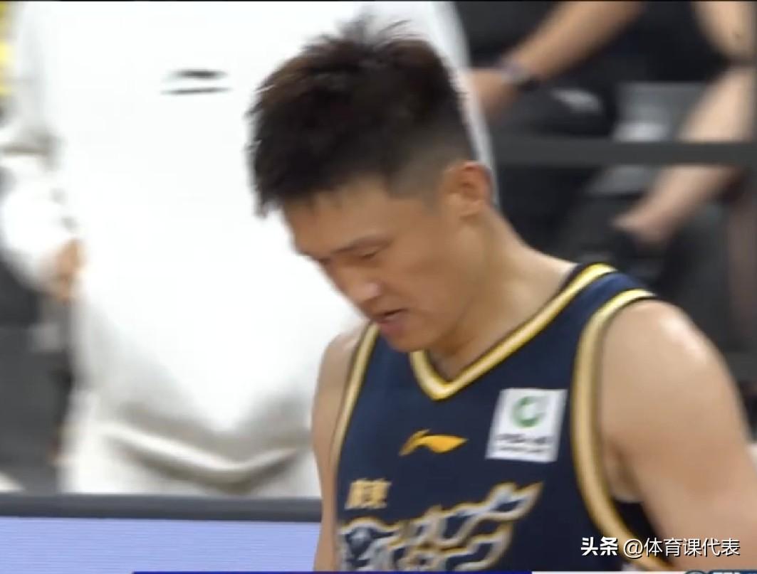 CBA季前赛实时战况，博日奇半场得分上双，周鹏8分3盖帽，广东男篮领先天津18分