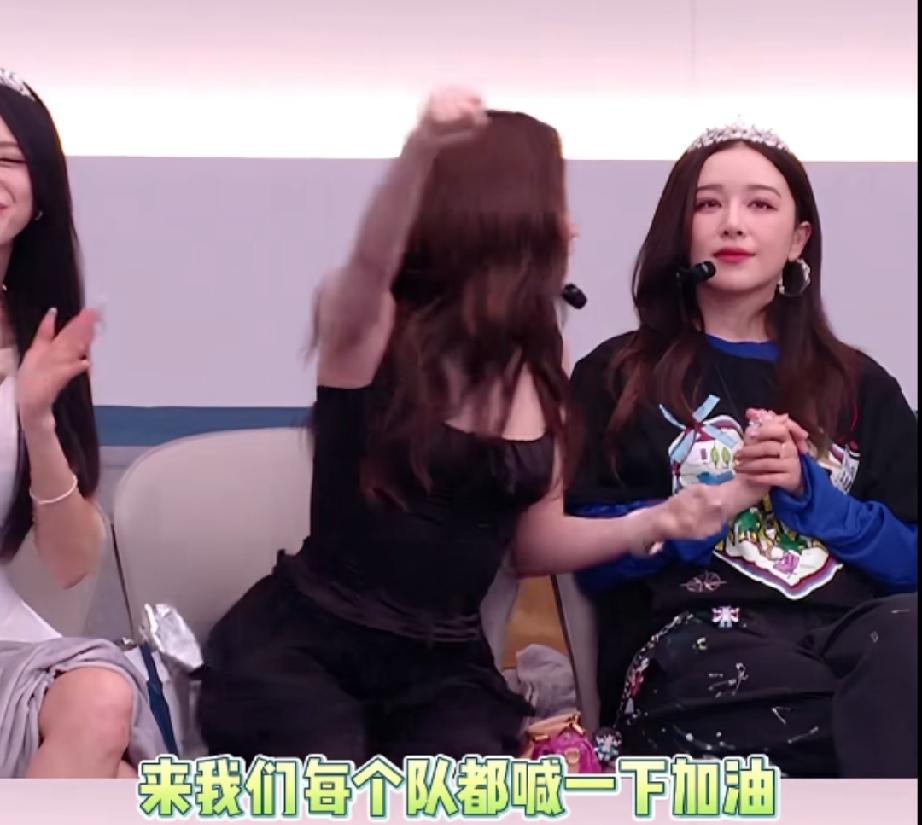 张凯丽在浪姐让大家加油无人理会

这是怎么回事？是点评的时候得罪各位姐姐了吗？