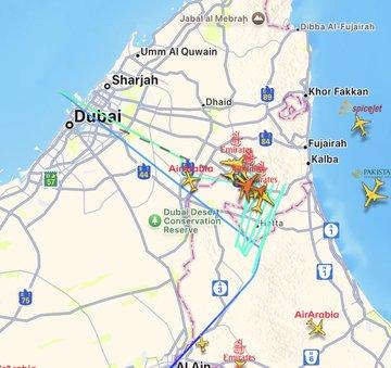 阿联酋迪拜机场3号航站楼 C18 登机口遭到袭击冒出浓烟。

多架阿联酋航空飞机