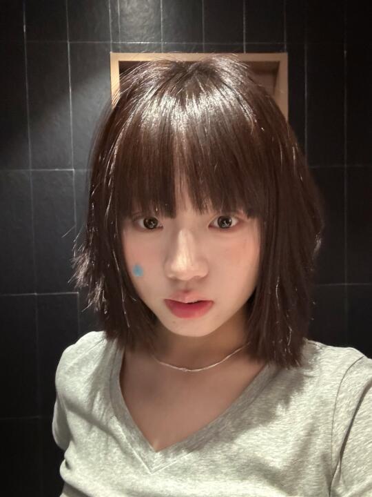 蓝色的痘痘贴好Q