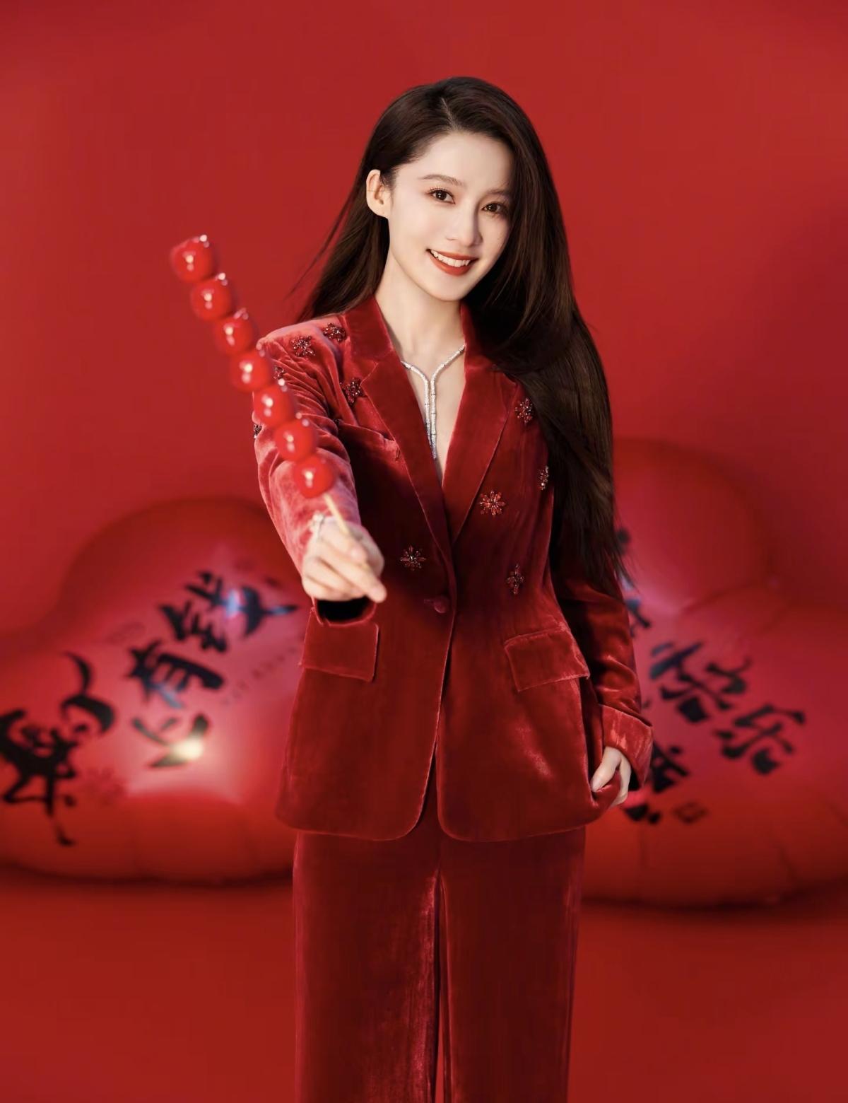 跟着李沁沾沾喜气，新的一年“有钱有乐”，甜甜蜜蜜[比心]红唇、红装、红背景，李沁