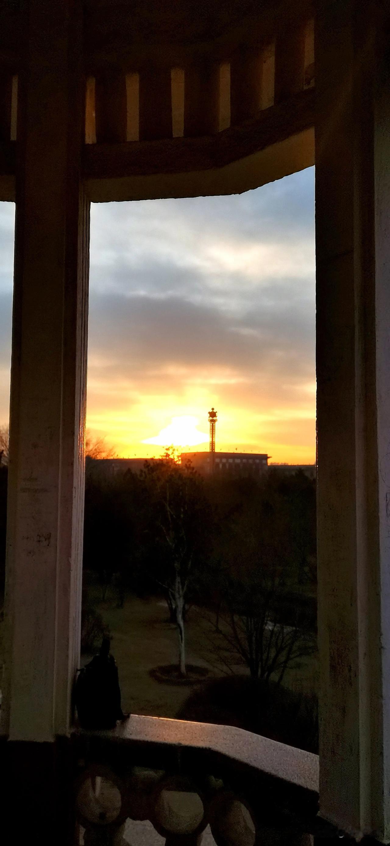 晨曦（原创）
随手拍冬日晨曦 晨拍身边景 手机随拍晨景