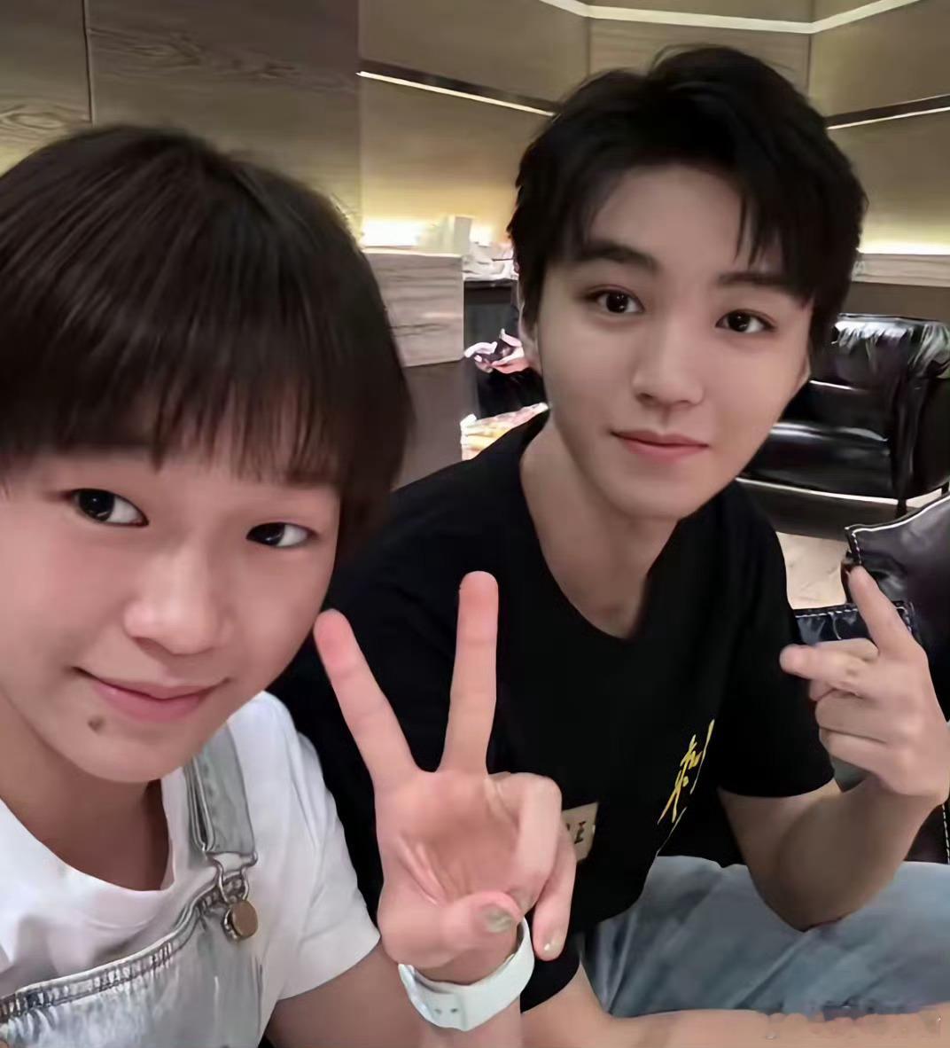 王俊凯保镖陪同全红婵全红婵去看王俊凯的话剧了！小凯还贴心安排了保镖陪同，真好