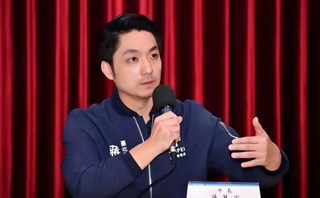 两蒋的棺材在台湾放了五十多年还没入土，蒋家后人想自费迁回大陆安葬，可蒋万安这个当