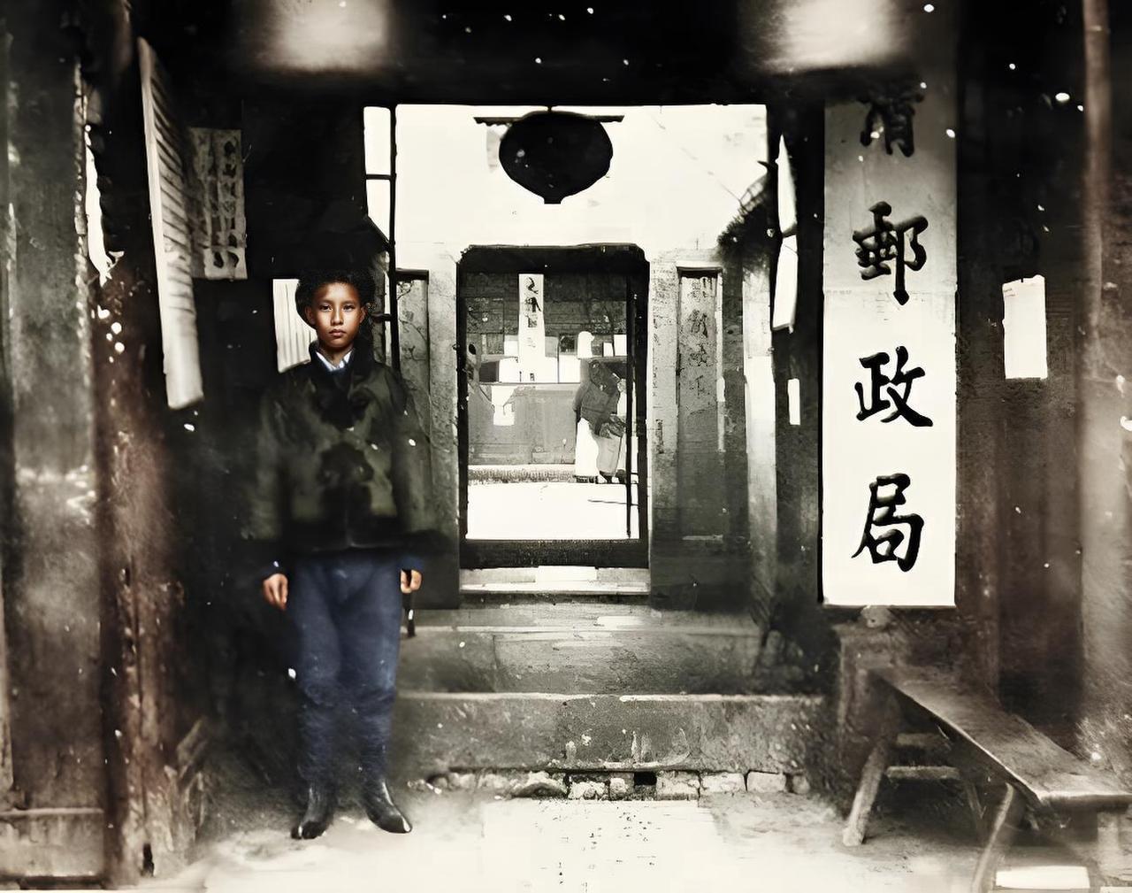 清末成都邮政局二进堂内的营业厅，木质穿斗结构的门楣下悬挂着 “清邮政局” 白底黑