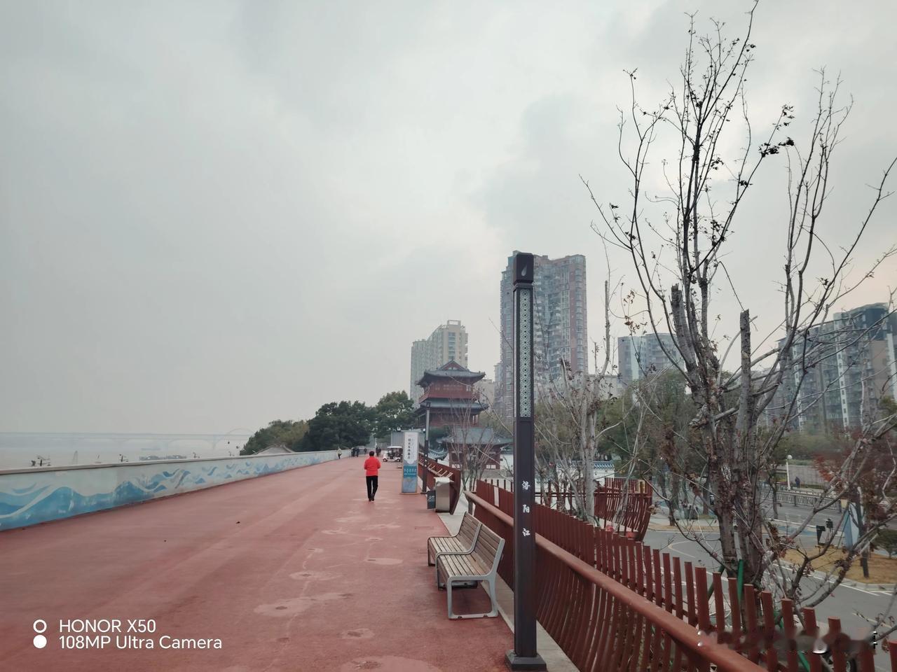 新年继续长江岸边晨练