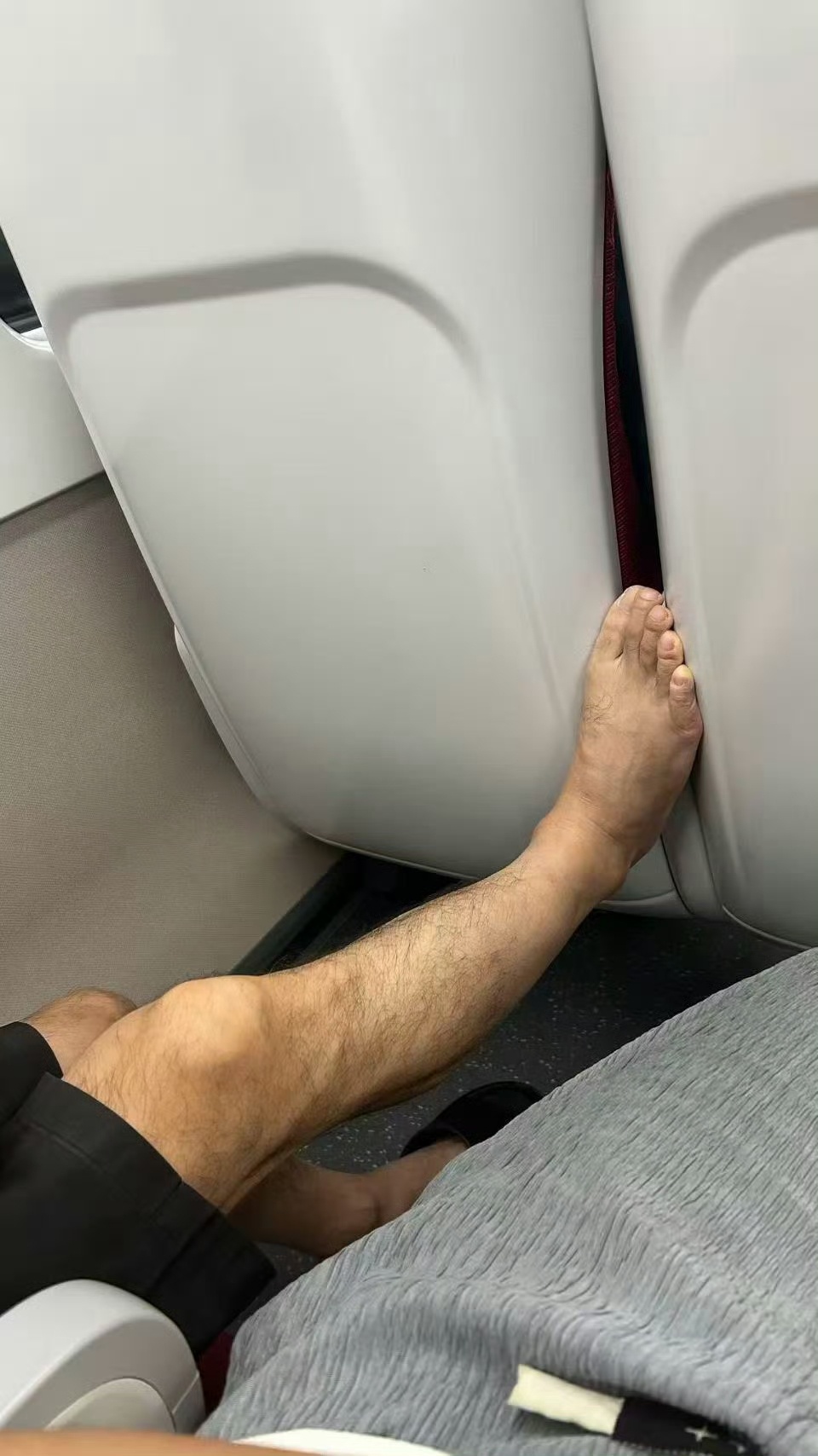 宁波12号线首开引发热烈讨论 是“海上列车”也依然是宁波地铁😂太松弛嘞…一会返