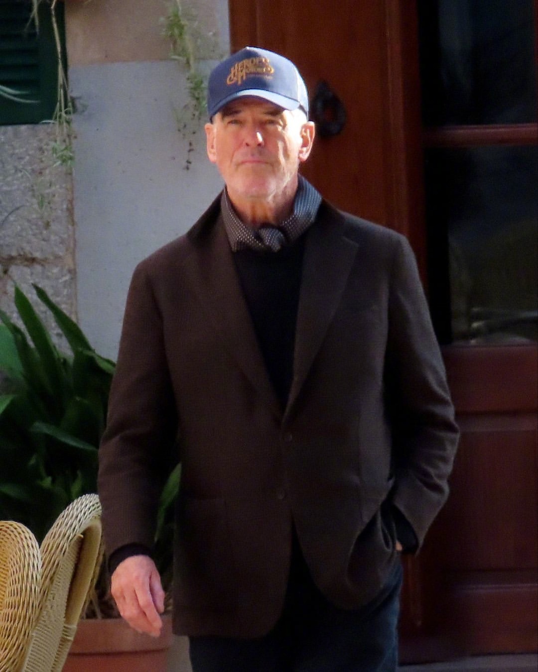 现身马略卡岛拍摄 Paramount+ 剧集《Mobland》第二季的皮尔斯·布