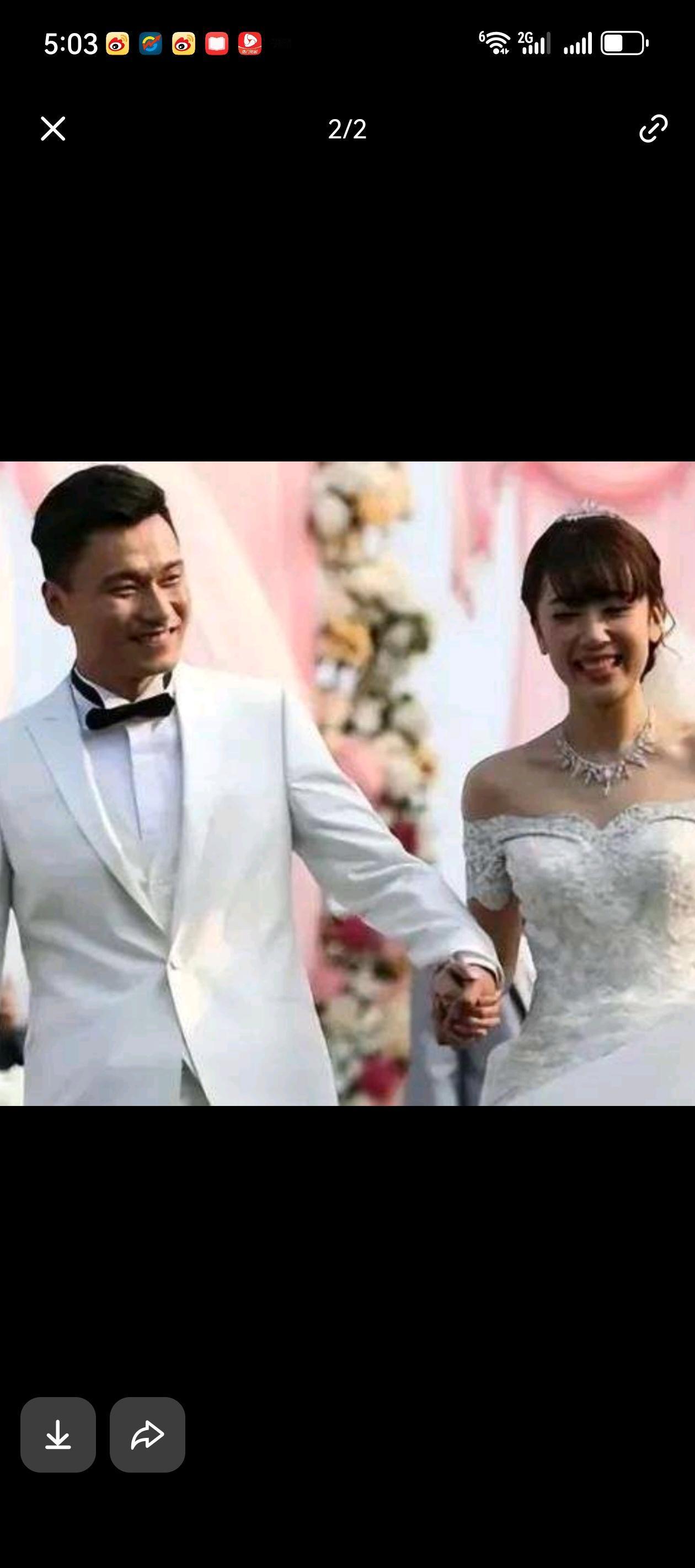 男足的优点是他们找的老婆个个都是如花似玉，肤白貌美大长腿。
而且这些娇妻美人当初