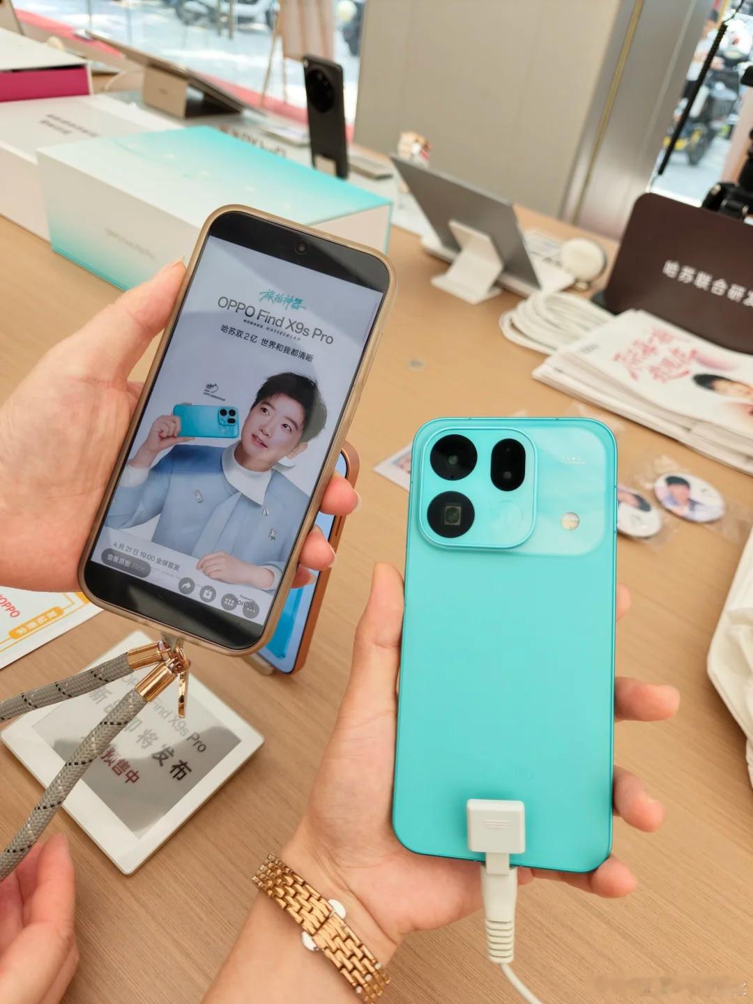 来OPPO和莎莎一起自在乘风~打卡拿了帆布包~嘿嘿秦岚少榨点果汁嗓子早好了opp