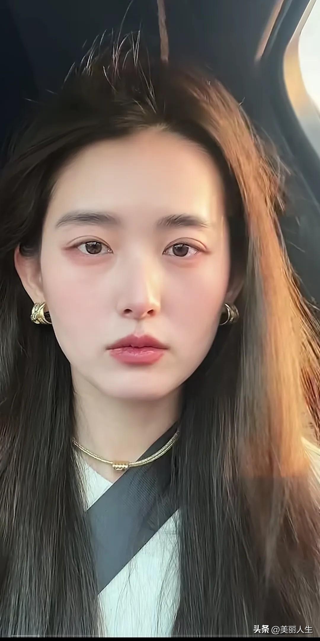 花开千重，瓣瓣皆是春。窗内是花团锦簇，窗外是人间烟火。不必追着春天跑，它早已悄悄