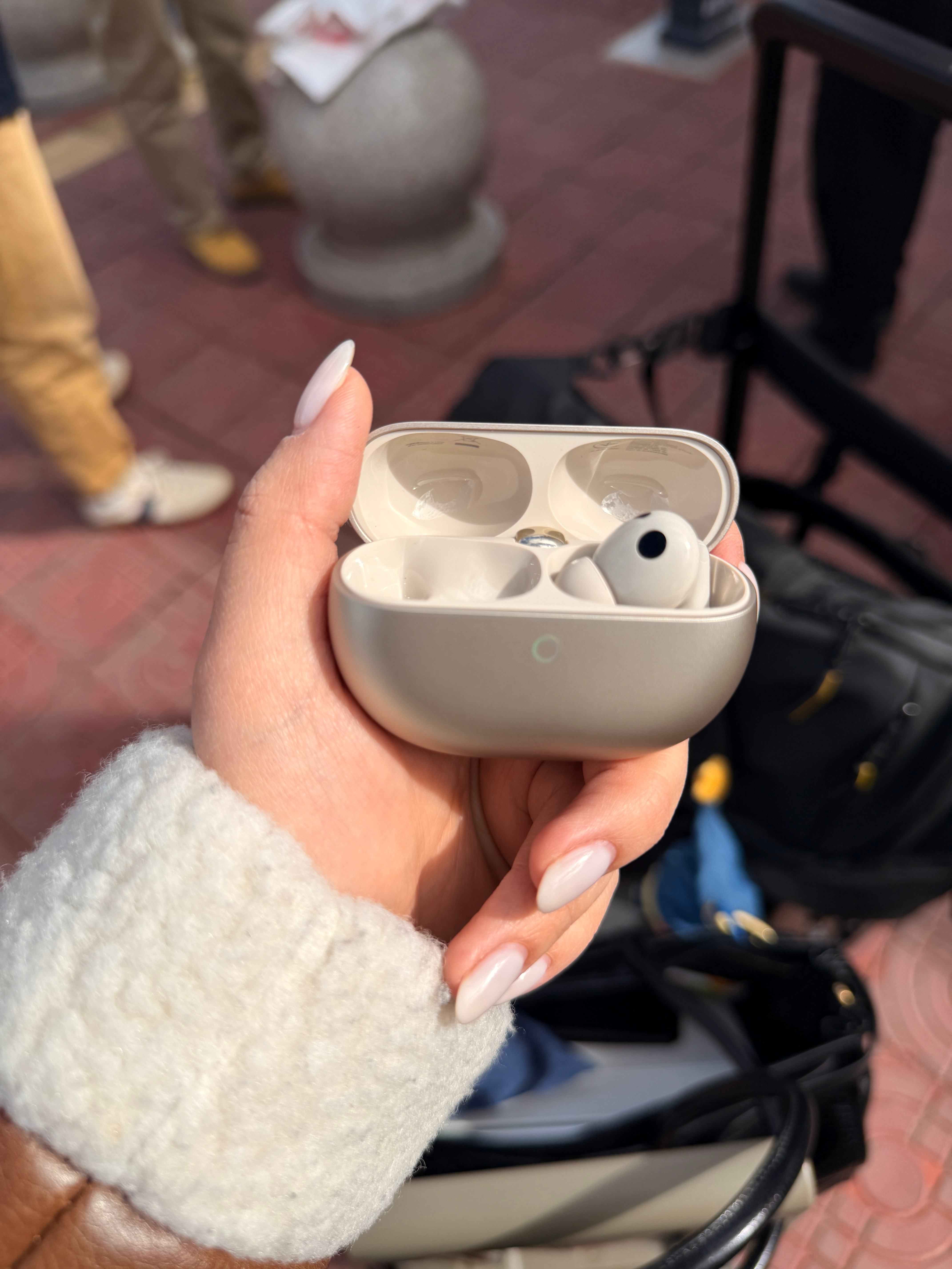 我上飞机在机场刚刚买的1499华为耳机🎧因为在飞机上直接“晕睡”过去，又掉了一