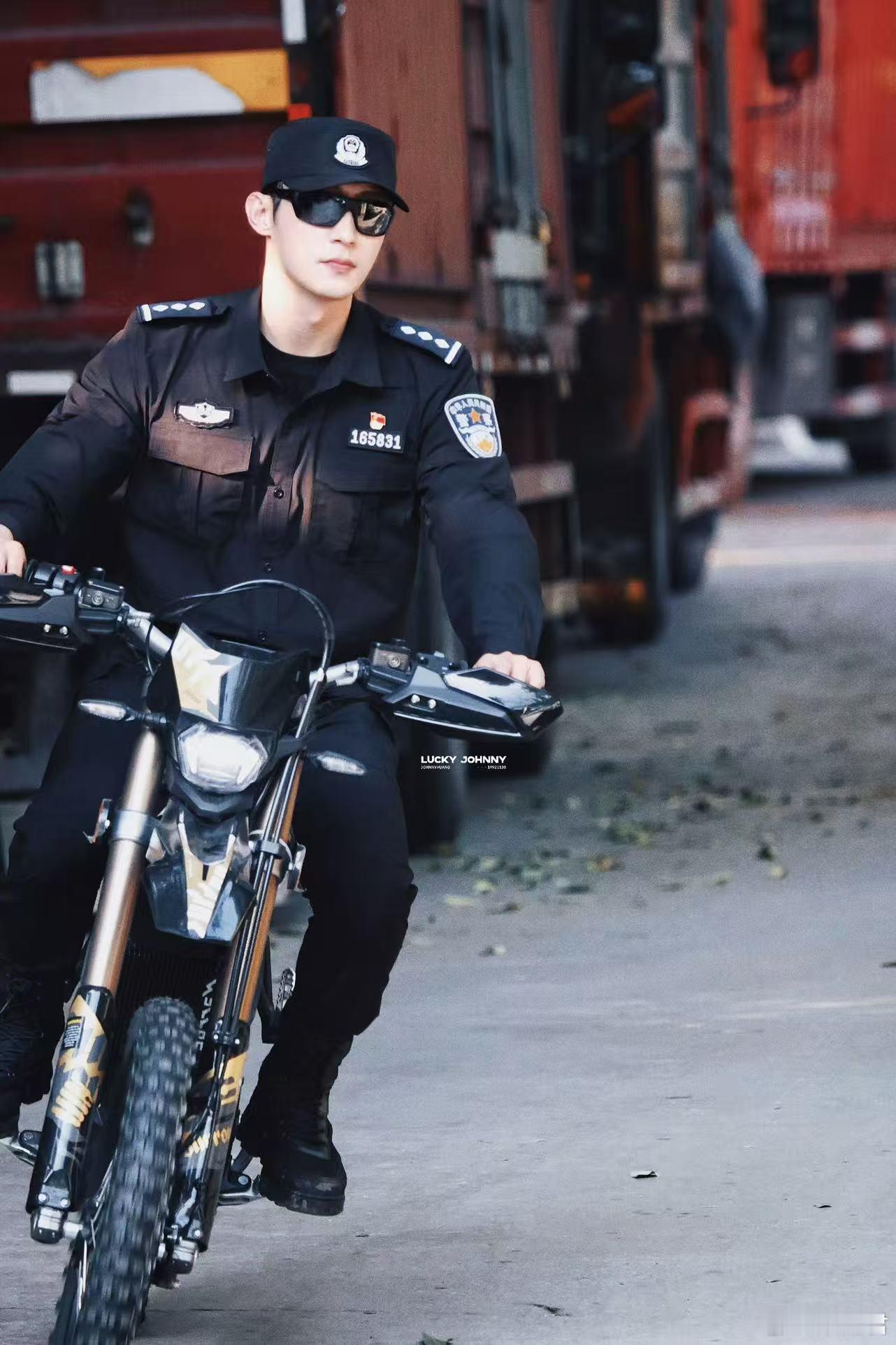 黄景瑜徒手抓蛇路透黄景瑜给徐若晗系鞋带路透 黄景瑜徒手抓蛇毫不含糊，给女生系鞋带