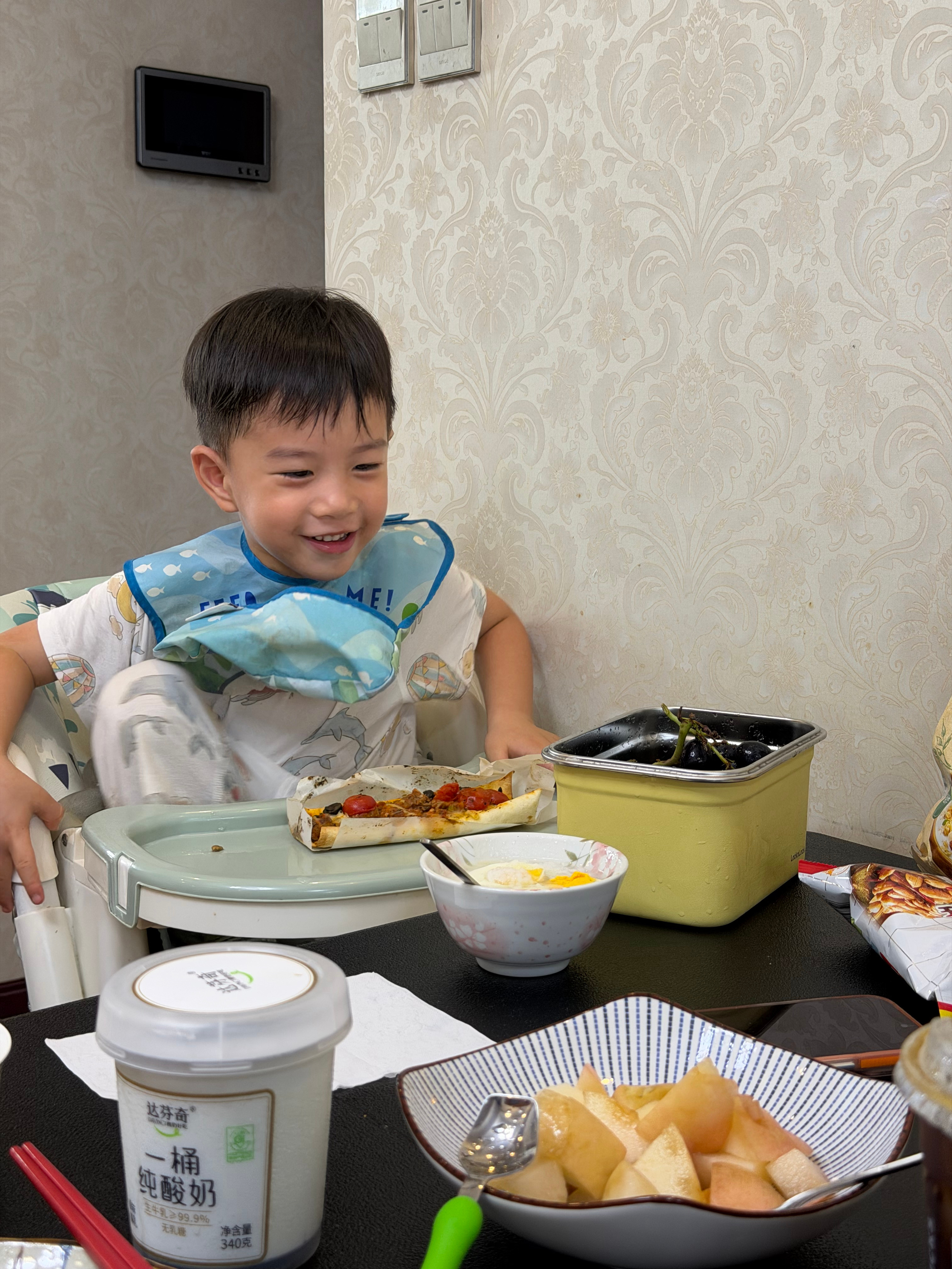 早餐好兄弟送你的菜饼子跨国大公司送来的咖啡无锡的水蜜桃我也拉回大连啦还有昨天摘的