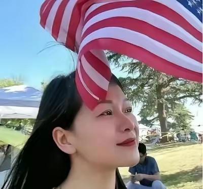 中国知名美女作家称在国内压抑不自由，让她活不下去，于是她抛弃父母，带着年幼的女儿