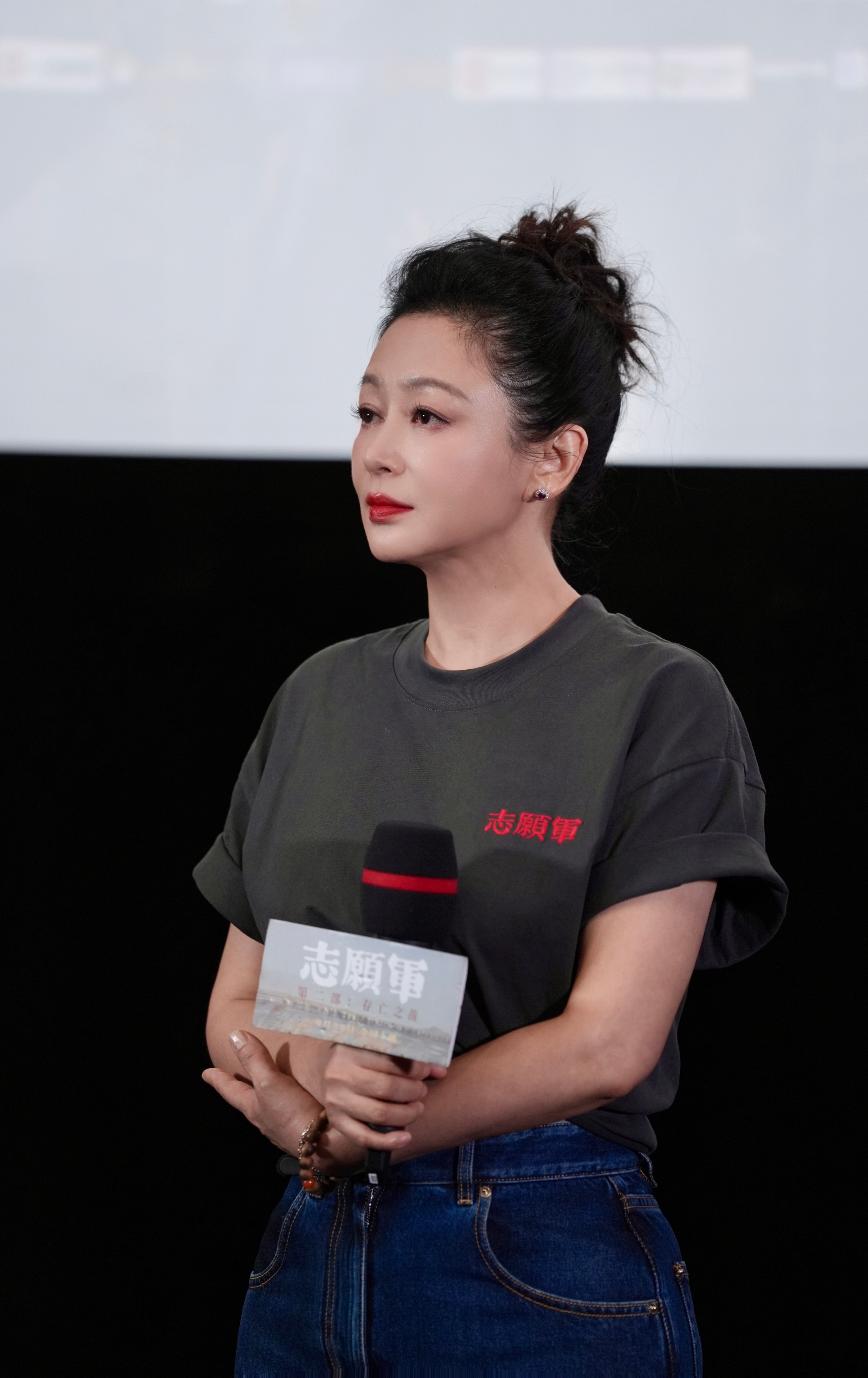 天然美女就是不管什么时候都风采依旧。台前幕后能carry全场，又低调直爽。陈红不
