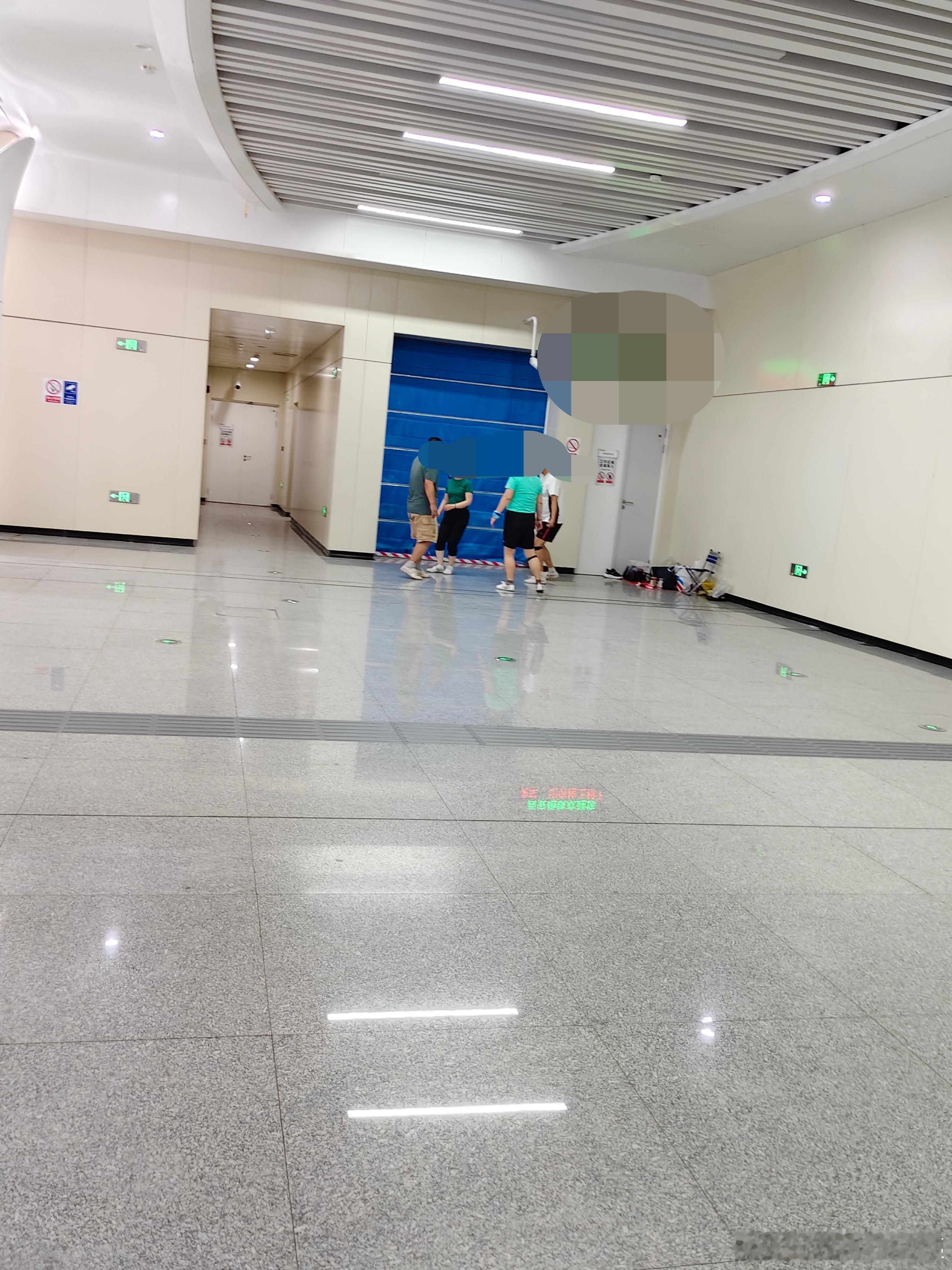 这四个真会找地方，把地铁站当成了体育场，踢上毽子了。 