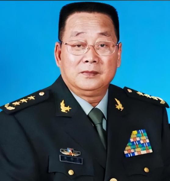 1981年，邓小平指着一名师长表示：“此人一定要重点培养，将来势必会成为杰出的栋