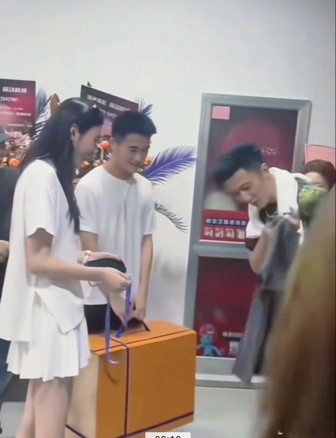 何猷君奚梦瑶去看谢霆锋演唱会，看完两方互送礼物，何猷君送了谢霆锋一个LV的包，谢