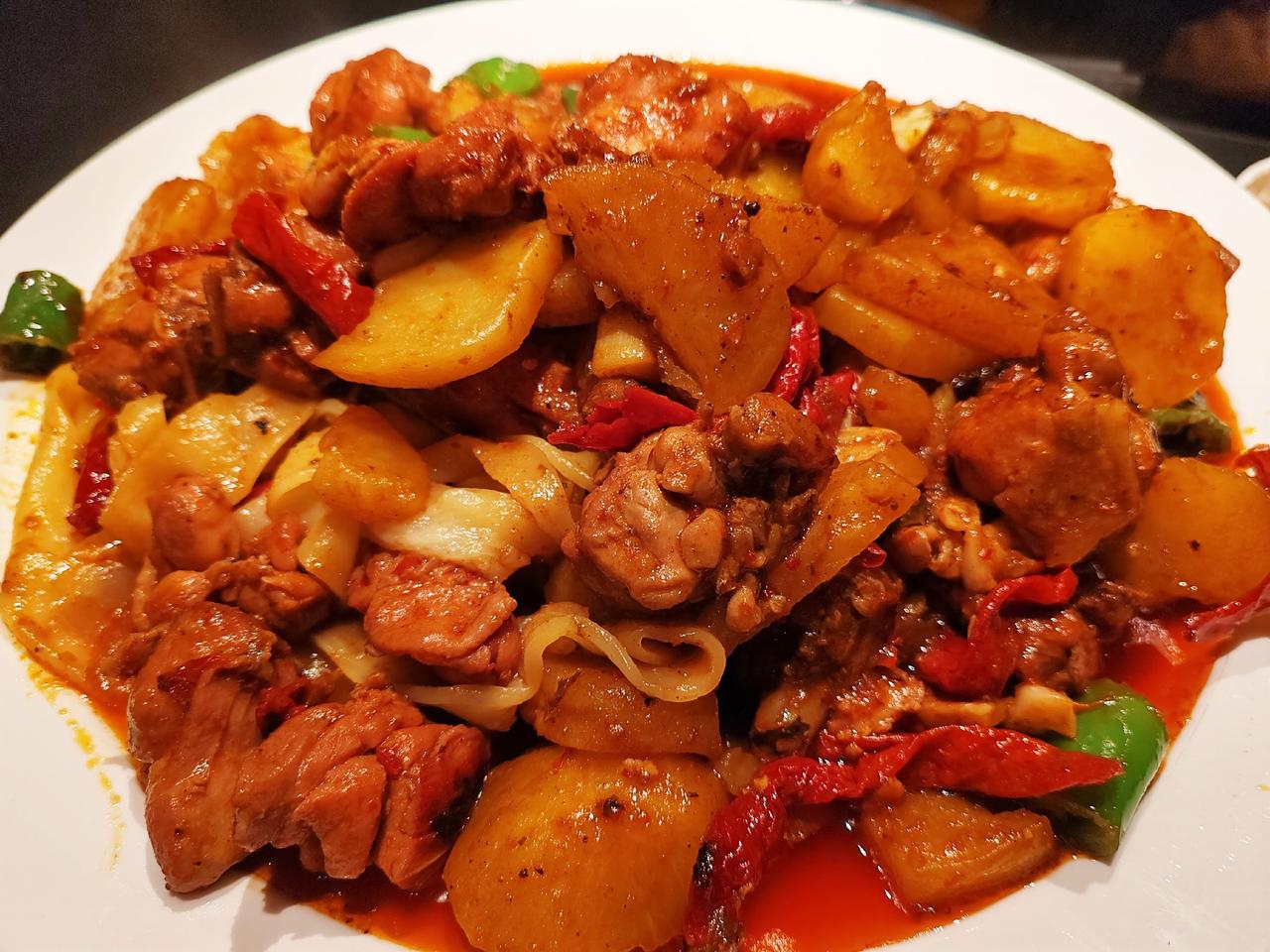 楼下来了一位走街串巷磨菜刀的老爷爷，我站在摊子旁边闲看了一会儿。老爷爷手艺不错，