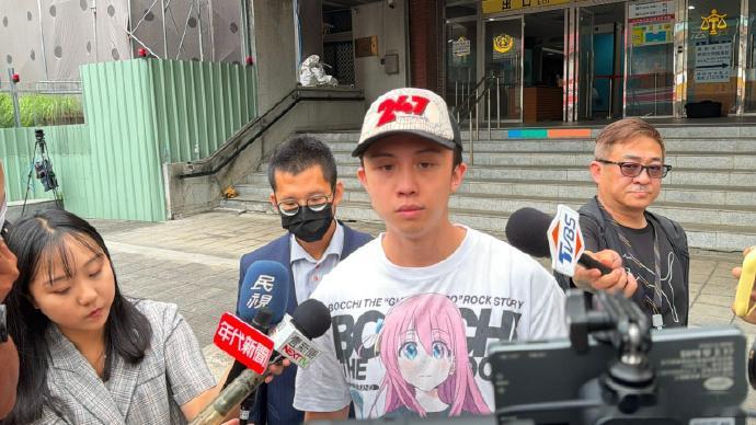 孙安佐出庭火焰枪案 孙安佐出庭火焰枪案，整个庭讯大约两小时，针对公共危险、恐吓公