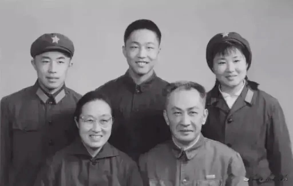 上世纪七十年代，“两弹一星”功勋奖章获得者朱光亚（当时未解密）与夫人许慧君与长女