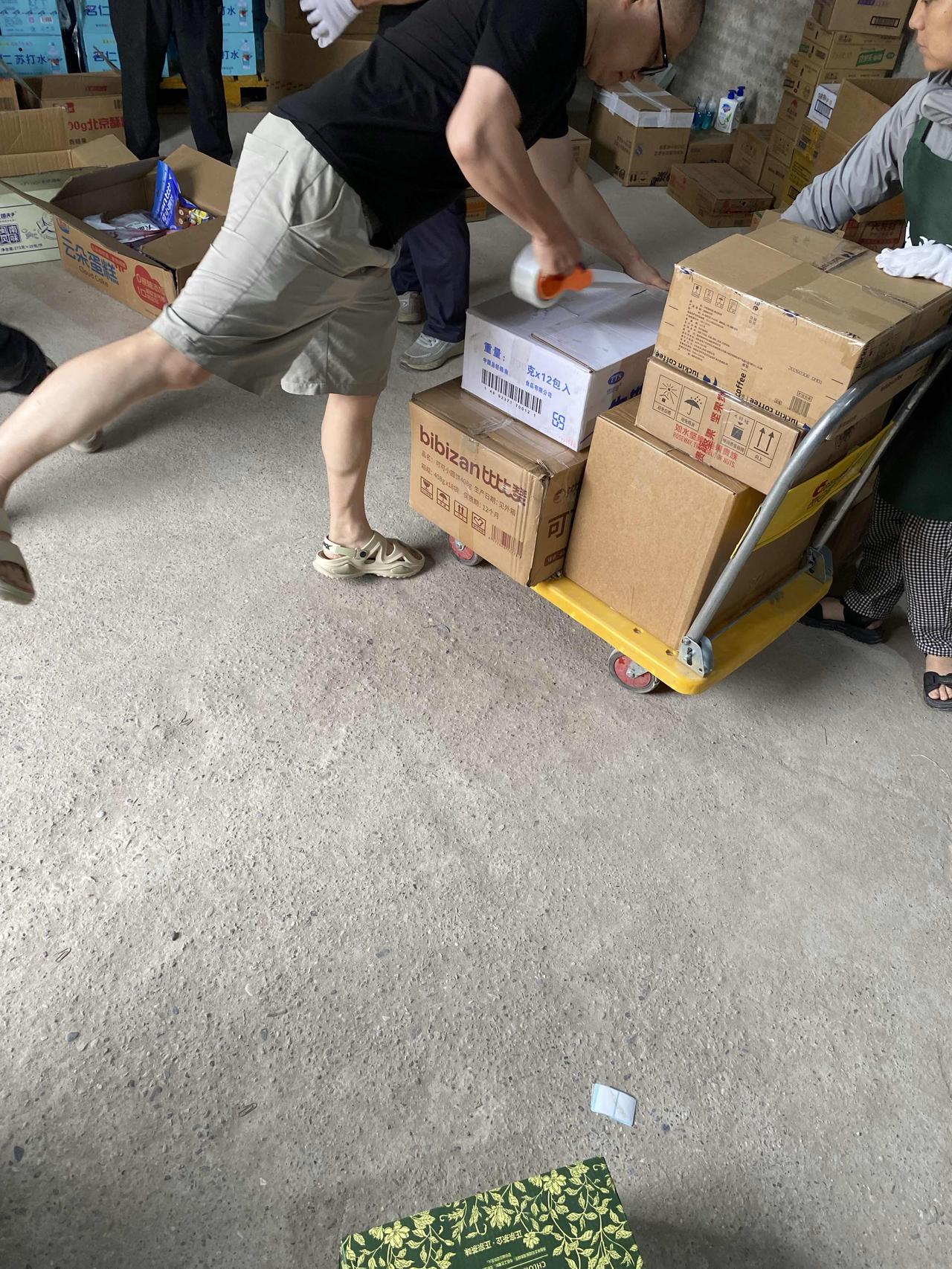 今天兼职太苦了，做了一下午，挣了 250。哗哗的下着雨，没想到都6月份了，北京的