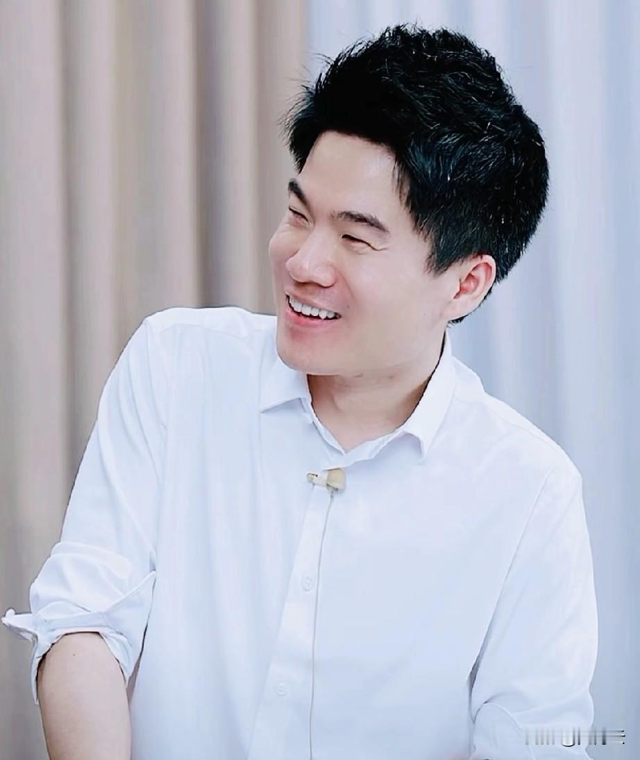 余华分析董宇辉爆火的原因，是走了一条“歪门邪道”。假如按照原来直播间正统播的话，